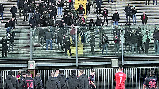 I giocatori della Triestina sotto il settore ospiti dopo l’1-1 di Padova