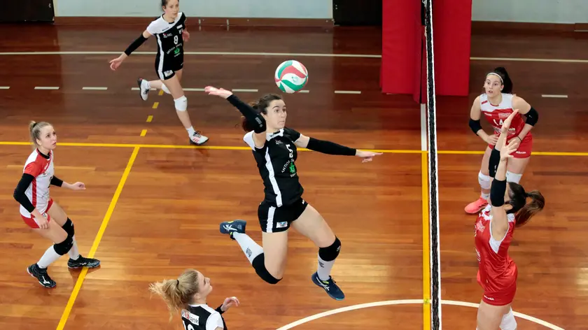 Match di pallavolo in una palestra triestina (Massimo Silvano, foto di archivio)