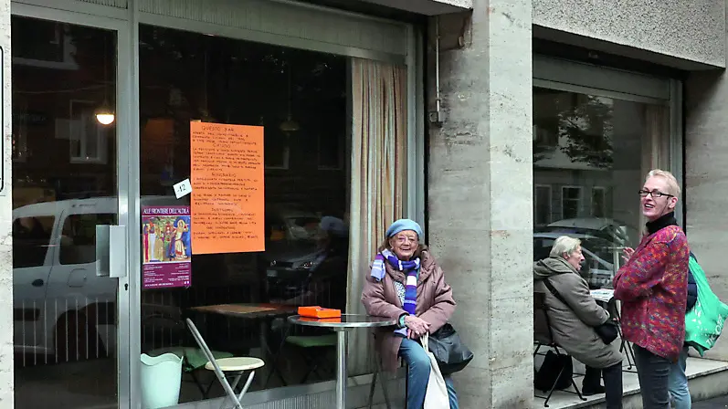 L’esterno del bar Lussino in viale Sanzio, con alcuni clienti seduti ai tavolini Foto Andrea Lasorte