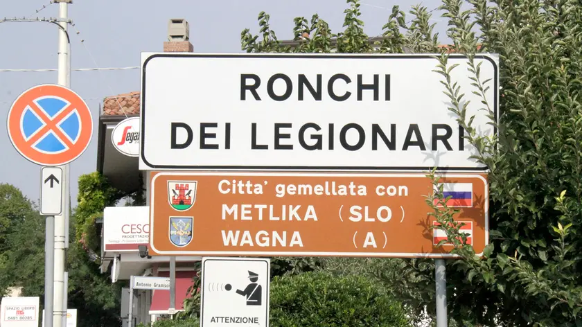 Un cartello all'ingresso di Ronchi dei Legionari (Foto Bonaventura)