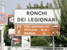 Un cartello all'ingresso di Ronchi dei Legionari (Foto Bonaventura)