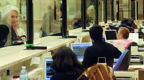 Milano, 09 novembre 2006;....Ufficio Anagrafe;..Sportelli;....foto di © Massimo Viegi / Emblema - Pubblico Impiego