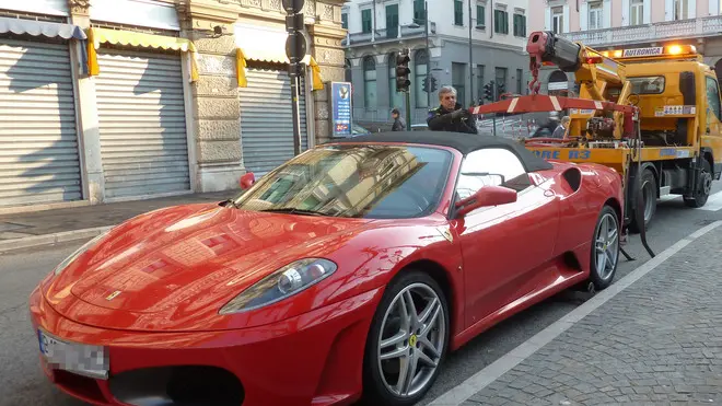 Lasorte Trieste 03/03/12 - Piazza Garibaldi, Rimozione Ferrari Targa Rumena