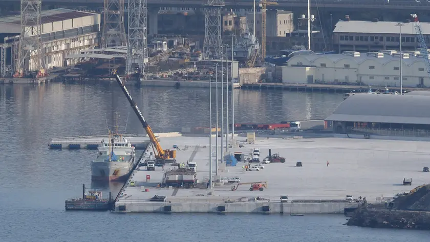 Uno scorcio della Piattaforma logistica con la gigantesa gru in grado di sollevare carichi fino a 125 tonnellate