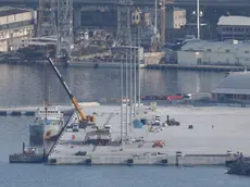 Uno scorcio della Piattaforma logistica con la gigantesa gru in grado di sollevare carichi fino a 125 tonnellate