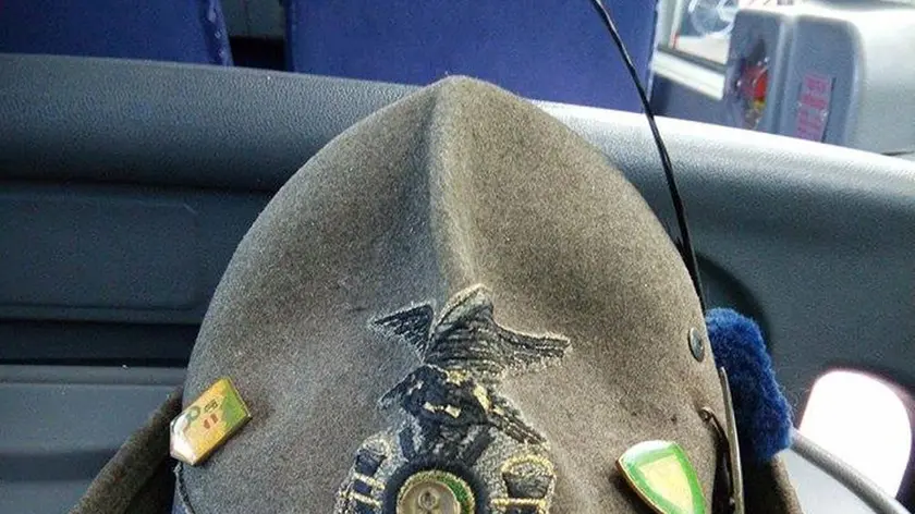 Un cappello da alpino. Dalla sede di Cormons sono sparite maglie e felpe