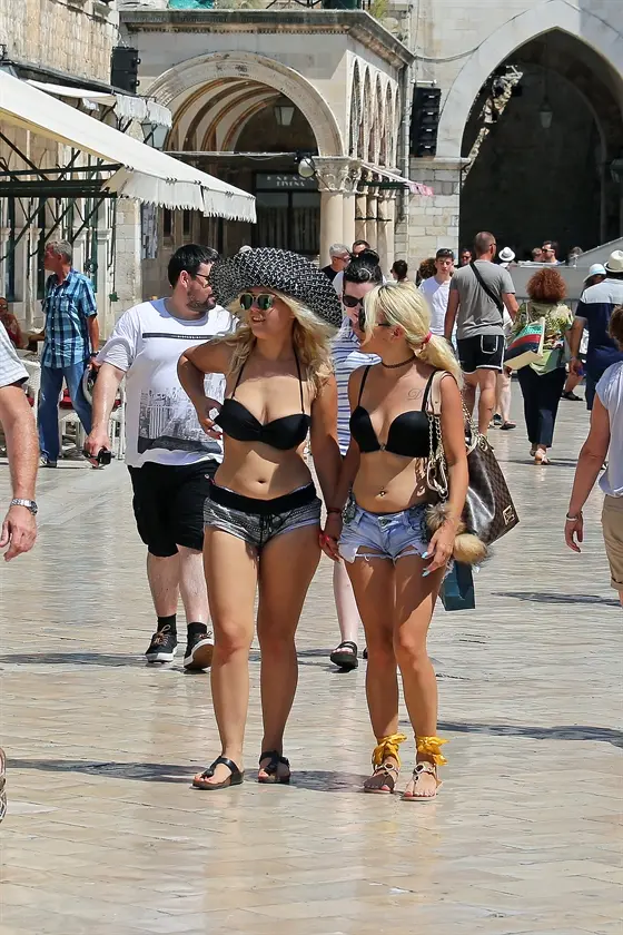 Ragazze a passeggio in bikini (foto tratta da slobodnadalmacija.hr)