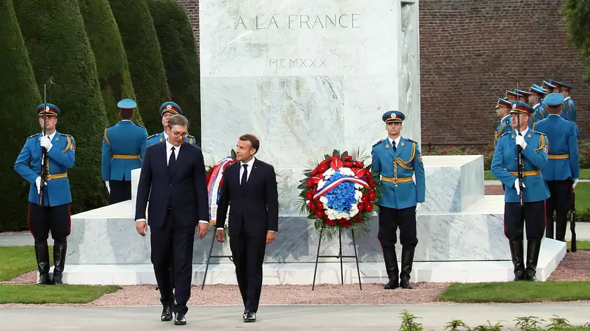 epa07719332 Serbian President Aleksandar Vucic (L) and French President Emmanuel Macron (R) walk away from the Gratitude to France WWI monument after a wreath laying ceremony in Belgrade, Serbia, 15 July 2019. President Macron is on a two-day state visit to Serbia. EPA/KOCA SULEJMANOVIC