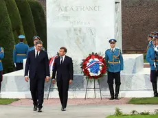 epa07719332 Serbian President Aleksandar Vucic (L) and French President Emmanuel Macron (R) walk away from the Gratitude to France WWI monument after a wreath laying ceremony in Belgrade, Serbia, 15 July 2019. President Macron is on a two-day state visit to Serbia. EPA/KOCA SULEJMANOVIC