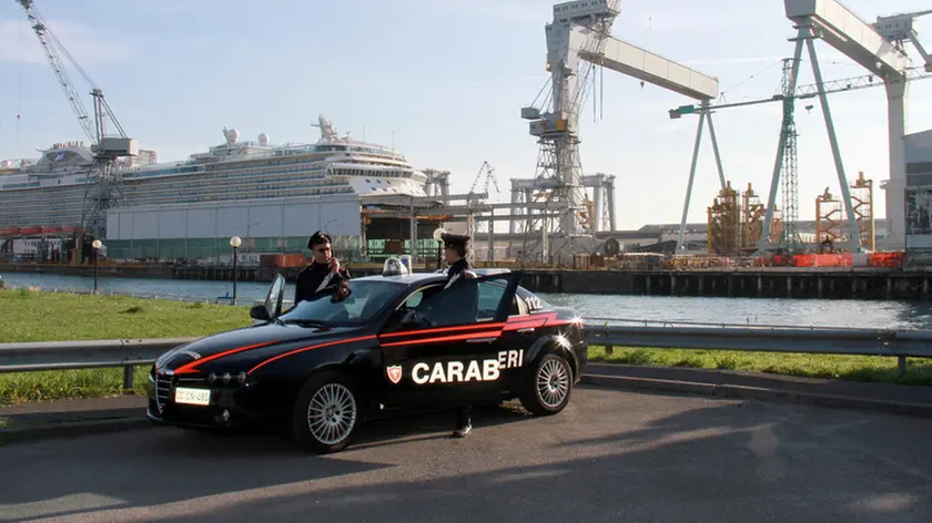 Una pattuglia dei carabinieri davanti al cantiere Fincantieri di Monfalcone