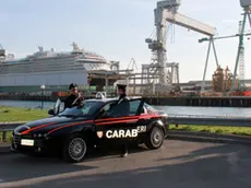 Una pattuglia dei carabinieri davanti al cantiere Fincantieri di Monfalcone