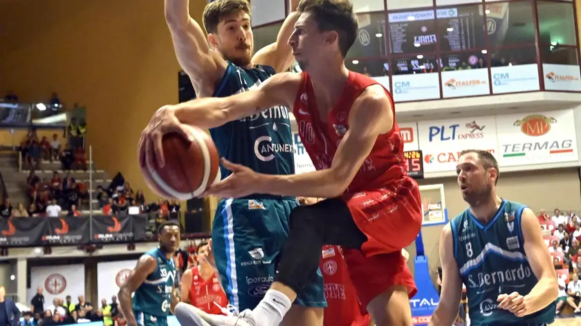 Un acrobatico Michele Ruzzier vero trascinatore di Trieste nei play-off promozione foto Francesco Bruni