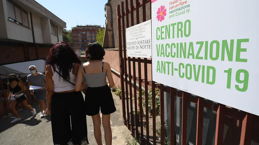 L'esterno di un centro vaccinale a Roma, 12 agosto 2021. ANSA/ETTORE FERRARI
