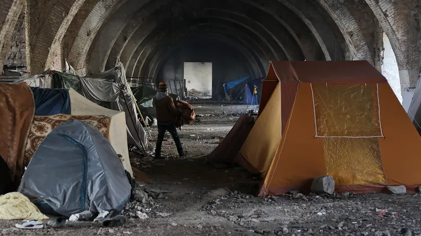 La tendopoli dei migranti all’interno del Silos di piazza Libertà Foto Lasorte