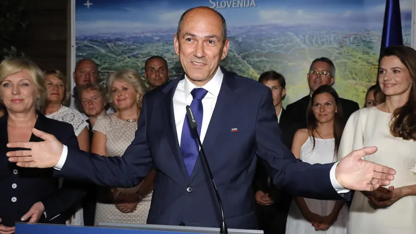 epa06783541 Janez Jansa (C), President of the SDS (Slovenian Democratic Party) and candidate for the snap parliamentary elections talks to the media after his party won, according to the initial polls result, in Ljubljana, Slovenia, 03 June 2018. EPA/ANTONIO BAT