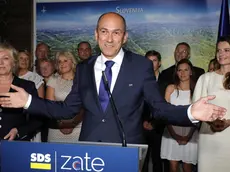 epa06783541 Janez Jansa (C), President of the SDS (Slovenian Democratic Party) and candidate for the snap parliamentary elections talks to the media after his party won, according to the initial polls result, in Ljubljana, Slovenia, 03 June 2018. EPA/ANTONIO BAT