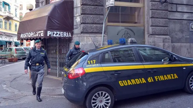 Foto Bruni 20.12.12 Pizzeria Piedigrotta chiusa dalla Guardia di Finanza