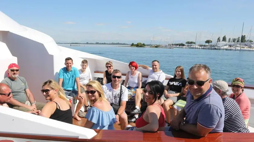 Sorridenti i passeggeri a bordo del Delfino Verde nel primo viaggio verso Trieste della stagione estiva