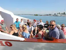 Sorridenti i passeggeri a bordo del Delfino Verde nel primo viaggio verso Trieste della stagione estiva