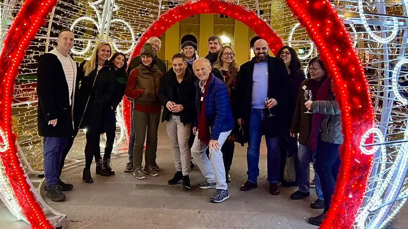 Alcuni componenti del gruppo “Expats in Trieste” all’interno dell’installazione natalizia di piazza Verdi