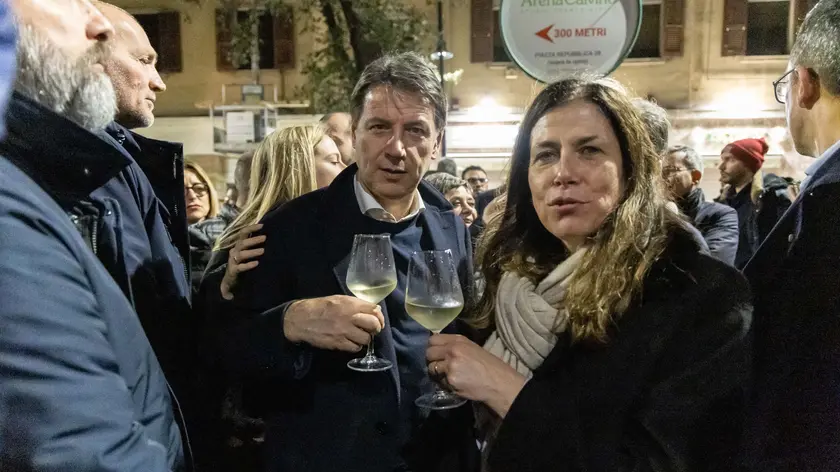 Alessandra Todde brinda con Giuseppe Conte dopo la vittoria