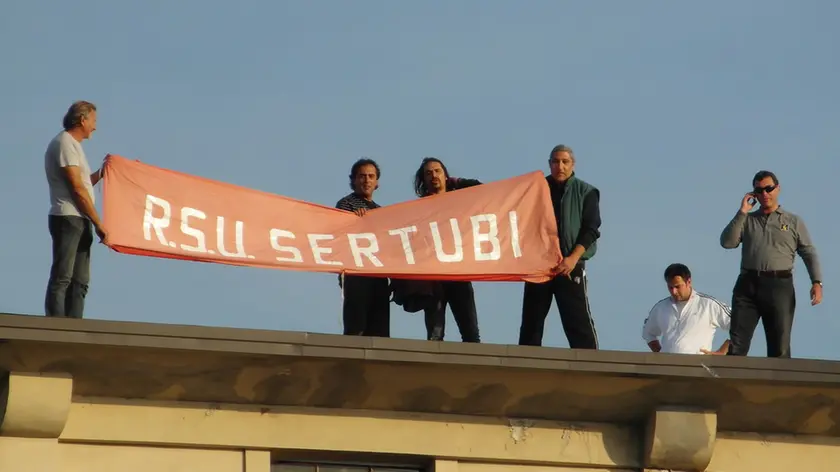 Gli operai della Sertubi durante una manifestazione di protesta in una foto d'archivio