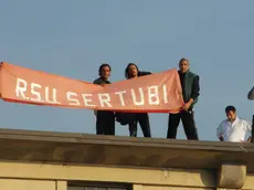 Gli operai della Sertubi durante una manifestazione di protesta in una foto d'archivio