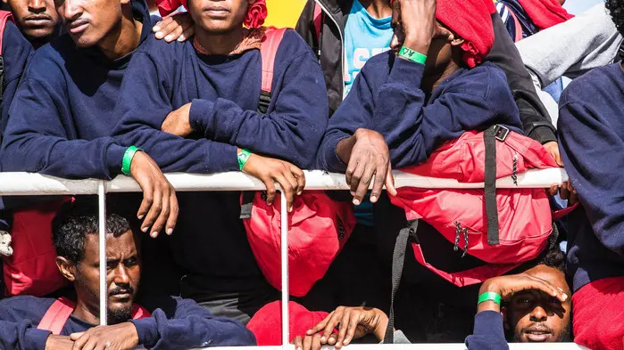 29/06/2017, Reggio Calabria, 1064 persone arrivate questa mattina a bordo della nave: â€œVos Hestiaâ€ di Save The Children. Nella foto, migranti attendono lo sbarco