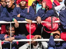 29/06/2017, Reggio Calabria, 1064 persone arrivate questa mattina a bordo della nave: â€œVos Hestiaâ€ di Save The Children. Nella foto, migranti attendono lo sbarco