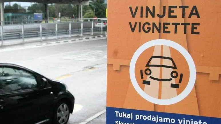 Il cartello che ricorda l'obbligo di vignetta sulle autostrade slovene