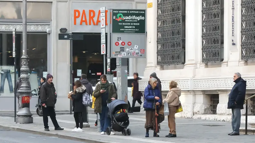 Persone in attesa del bus mercoledì 24 gennaio alla fermata di piazza della Repubblica. Foto Lasorte