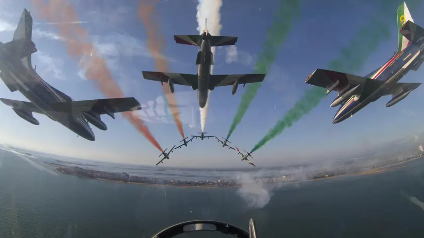 Le Frecce Tricolori durante un passaggio sull’Isola per il Grado Air Show