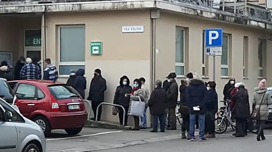 La fila che si è formata all’esterno del Distretto sanitario di Grado