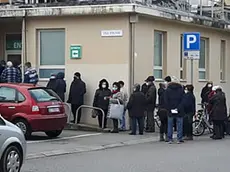 La fila che si è formata all’esterno del Distretto sanitario di Grado