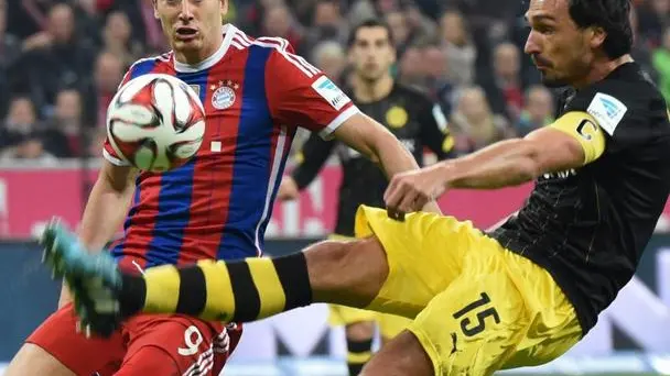 epa05297633 A picture made available on 10 May 2016 shows Dortmund's Mats Hummels (R) and Munich's Robert Lewandowski (L) vying for the ball during the German Bundesliga soccer match between FC Bayern Munich and Borussia Dortmund at the Allianz Arena in Munich Germany, 01 November 2014. It has been confirmed that Hummels today has accepted and signed a 5-year deal to move to Bayern Munich. He leaves Dortmund after 8 years with the club. EPA/LUKAS BARTH