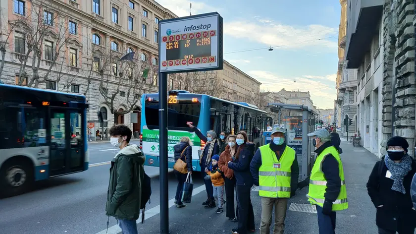 Una foto di archivio dei volontari anti-assembramento alla fermata del bus (Lasorte)