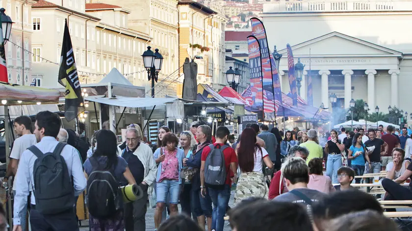 Le manifestazioni a carattere gastronomico nell’area del canale, fra Ponterosso e piazza Sant’Antonio, sono una caratteristica della Trieste degli ultimi anni, sotto l’amministrazione Dipiazza. La scelta del luogo per questo genere di eventi, però, si attira regolarmente le critiche dei residenti e delle forze politiche.