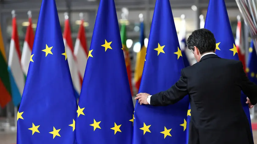 A staff member sets up EU flags ahead of a European Union leaders summit after European Parliament elections to discuss who should run the EU executive for the next five years, in Brussels, Belgium May 28, 2019. REUTERS/Piroschka Van de Wouw
