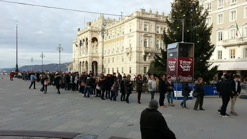 La fila impressionante formatasi in piazza Unità (Lasorte)