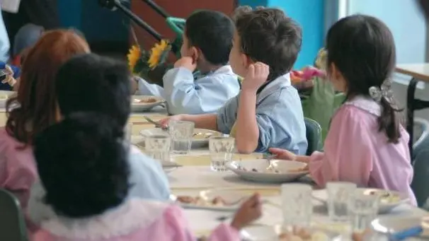 Bambini mangiano all'asilo