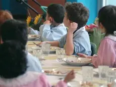 Bambini mangiano all'asilo