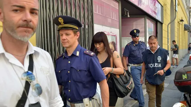 Foto Bruni 05.07.13 Centro Massaggi Cinese in via Timeus chiuso dalla Polizia-una delle prostitute