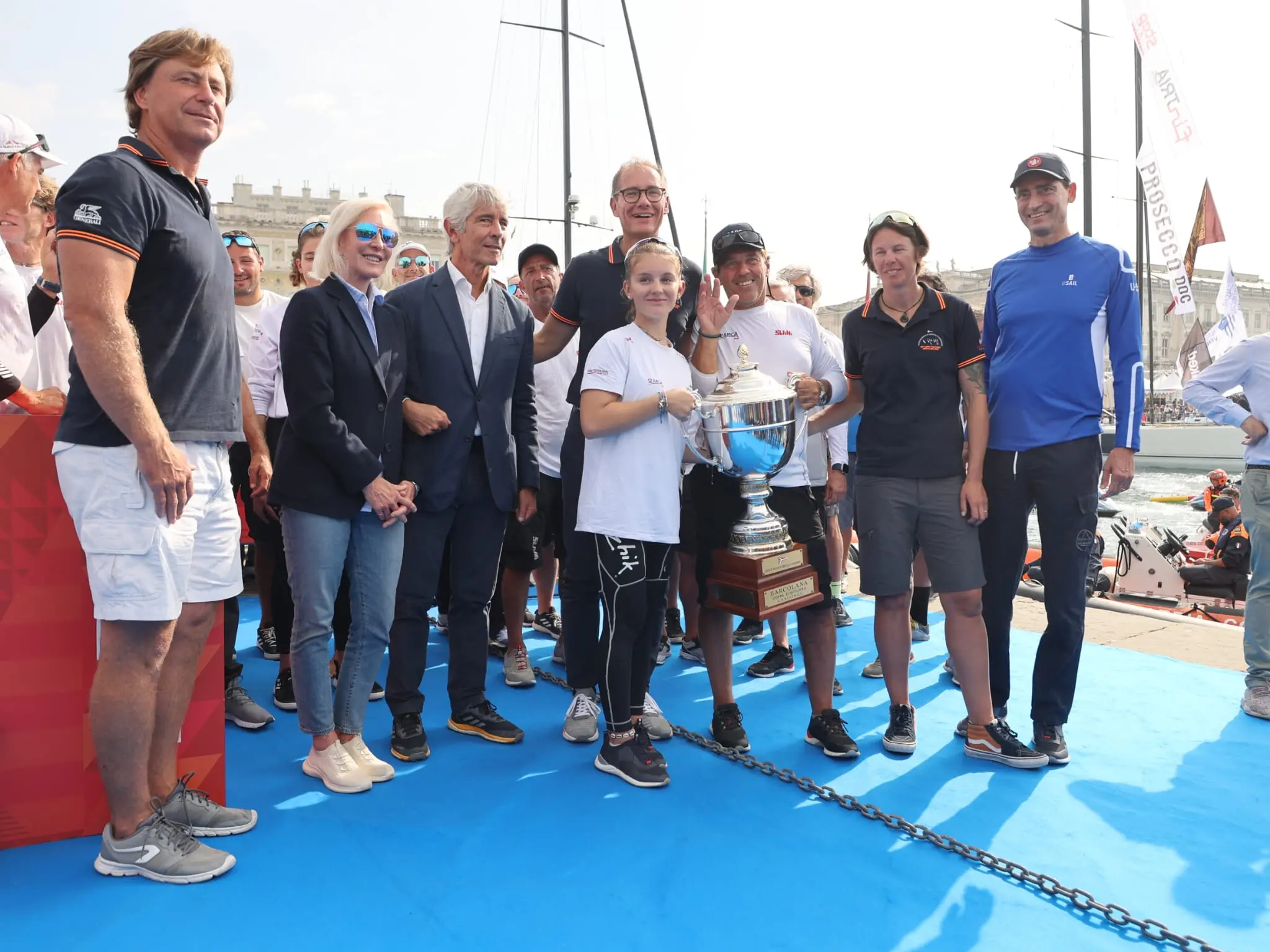 Arca Sgr del velista triestino Furio Benussi, leader del Fast and Furio Sailing Team, ha vinto la Barcolana numero 55 in un'ora 49 minuti e 55 secondi. La regata più grande del mondo questa mattina ha dato spettacolo nel golfo di Trieste con 1.773 vele in partenza in una giornata caratterizzata da pochissimo vento, tanto che la competizione si è chiusa alla prima boa. Al timone di Arca sulla linea di arrivo la giovanissima Marta, figlia di Furio Benussi, di soli 16 anni. Padre e figlia insieme si sono tuffati in segno di festeggiamento dal Molo Audace, dove si sono tenute le premiazioni. A consegnare il trofeo anche il Ministro per lo Sport e i Giovani Andrea Abodi, assieme al Presidente della Barcolana Mitja Gialuz il vincitore. Foto di Andrea Lasorte, Massimo Silvano e Francesco Bruni