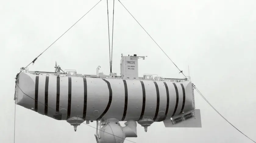 Il batiscafo Trieste. La prima immersione è del 16 agosto 1953 nelle acque di Capri. La prima immersione profonda avvenne il 30 settembre 1953, a 3.150 metri al largo dell'isola di Ponza Foto Archivio Agf