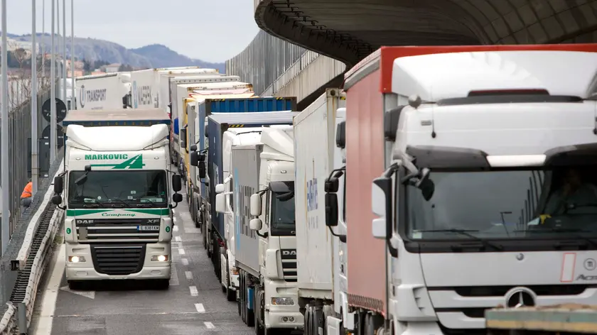 File di Tir in attesa di entrare in porto