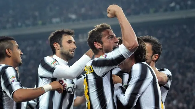 I giocatori della Juventus, in primo piano Claudio Marchisio, festeggiano il gol di Martin Caceres all'Inter, allo Juventus stadium, 25 marzo 2012. ANSA/ ALESSANDRO DI MARCO