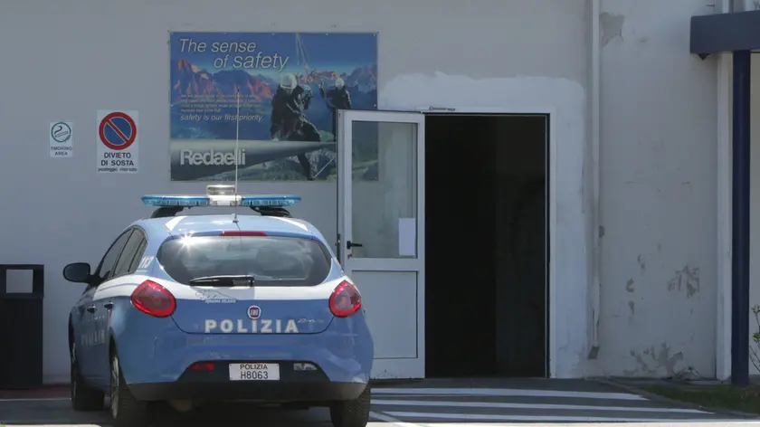 La polizia davanti alla sede della ditta. (Foto Lasorte)