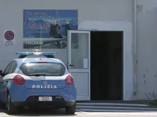 La polizia davanti alla sede della ditta. (Foto Lasorte)