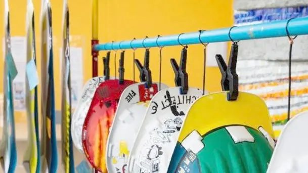 Alcuni caschetti di sicurezza colorati di “We love safety”