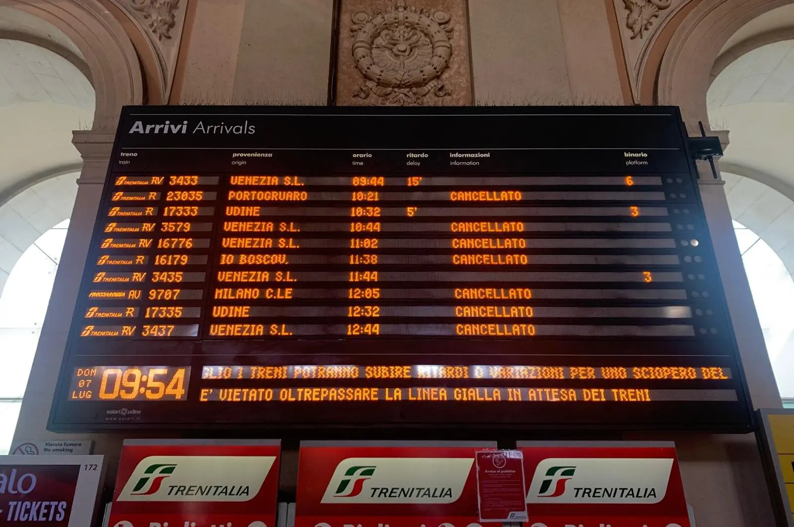 Il tabellone delle partenze nell'atrio centrale della Stazione di Trieste con i treni cancellati